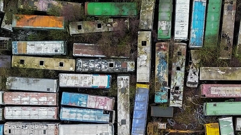 Skrivnostno pokopališče avtobusov, kjer v megli razpadajo tudi dvonadstropni avtobusi