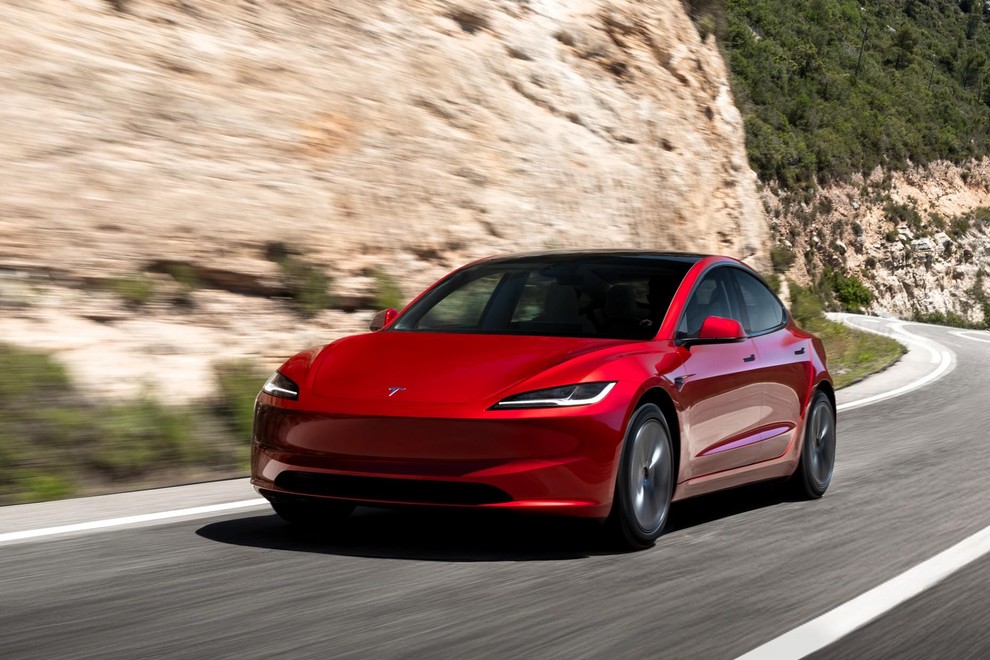 Tesla se odmika od svoje očitno zgrešene filozofije pretiranega minimalizma in nepričakovano vrača funkcijo, ki so jo vozniki pogrešali