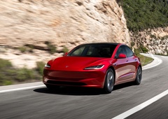 Tesla premika meje - domov se je pripeljal prvi avto, ki se je dostavil popolnoma sam