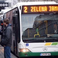 Ljubljančani globoko razočarani nad javnim prometom, občina pa si še kar zatiska oči: "Krivi so vozniki ..."
