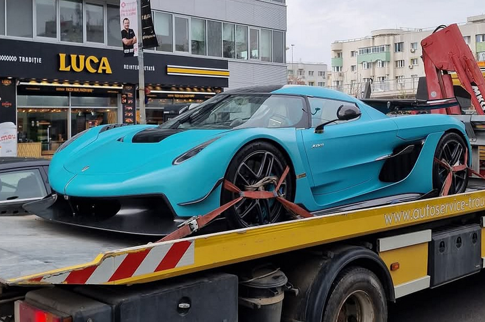 Zvezdniku se je nov avtomobil pokvaril že prvi dan, ob cesti sta čakala na avtovleko (zdaj ima težave še s policijo) (foto: Instagram / @romania_registry)