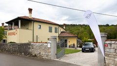 Z električnimi Miniji po slovenski Toskani: med tartufi, oljkami in realnostjo električne mobilnosti