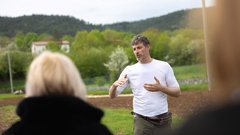 Z električnimi Miniji po slovenski Toskani: med tartufi, oljkami in realnostjo električne mobilnosti