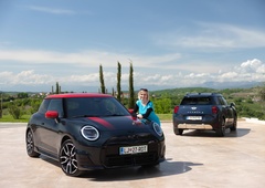 Z električnimi Miniji po slovenski Toskani: med tartufi, oljkami in realnostjo električne mobilnosti