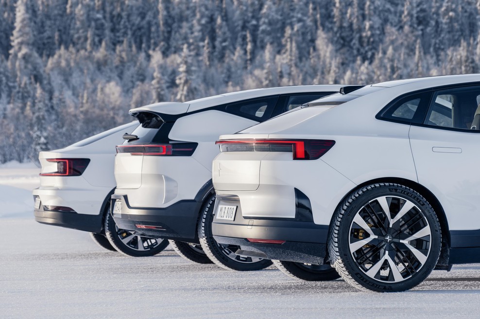 Prodajajo avtomobile brez zadnjega stekla, hkrati pa jih vpoklicujejo zaradi okvare vzvratne kamere (foto: Polestar)