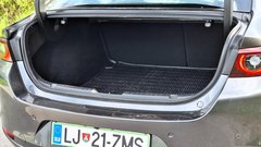 Prtlažnika sicer ni malo, ampak velikost odprtine omejuje njegovo praktičnost.