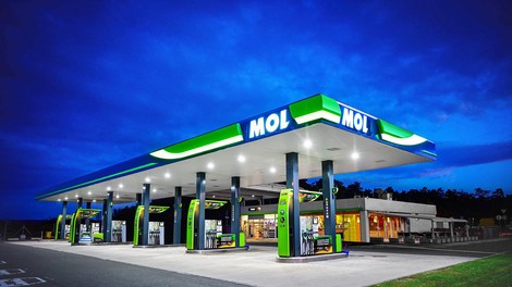 Začelo se je tudi pri nas: ta dva trgovca s pogonskimi gorivi omejila količino točenja za stranke. Preverite, koliko lahko po novem sploh natanakate