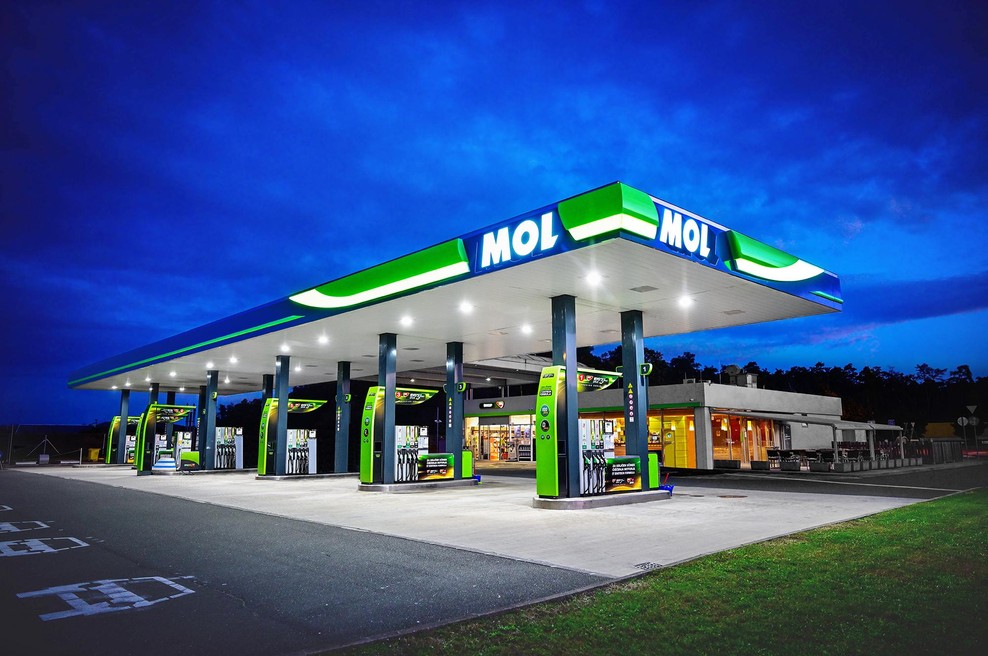 Začelo se je tudi pri nas: ta dva trgovca s pogonskimi gorivi omejila količino točenja za stranke. Preverite, koliko lahko po novem sploh natanakate (foto: MOL)