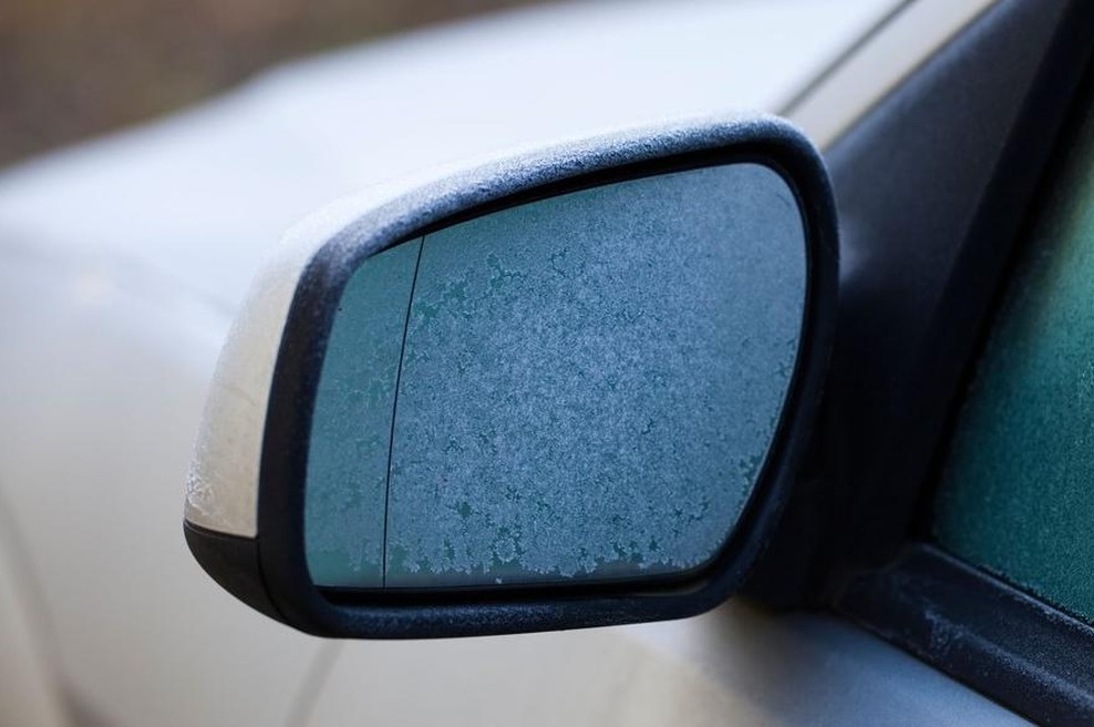 Večina voznikov nima pojma, čemu je namenjena, a črta na vzvratnem ogledalu ima zelo velik pomen za vožnjo. Preverite kakšen (foto: Profimedia)