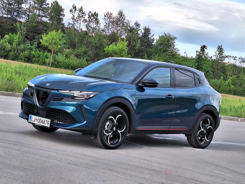 TEST: Alfa Romeo Junior ibrida Speciale– Arrivederci cuore sportivo*