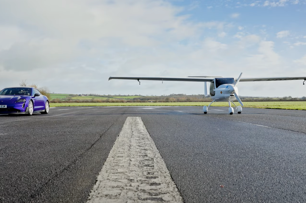 Richard Hammond in James May sta nas popeljala v stare, dobre čase Top Geara - s Porschejem in slovenskim letalom (VIDEO) (foto: Drivetribe/YouTube/Zajem zaslona)