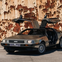Pred njim se je pojavil, kot da bi se "vrnil iz prihodnosti". Tako je klasični Delorean "položil" kolesarja (VIDEO)