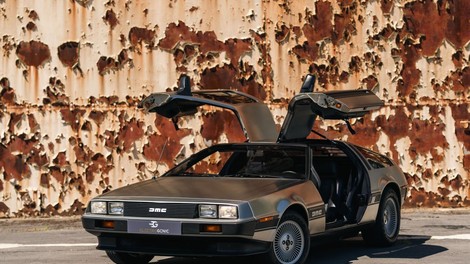 Pred njim se je pojavil, kot da bi se "vrnil iz prihodnosti". Tako je klasični Delorean "položil" kolesarja (VIDEO)
