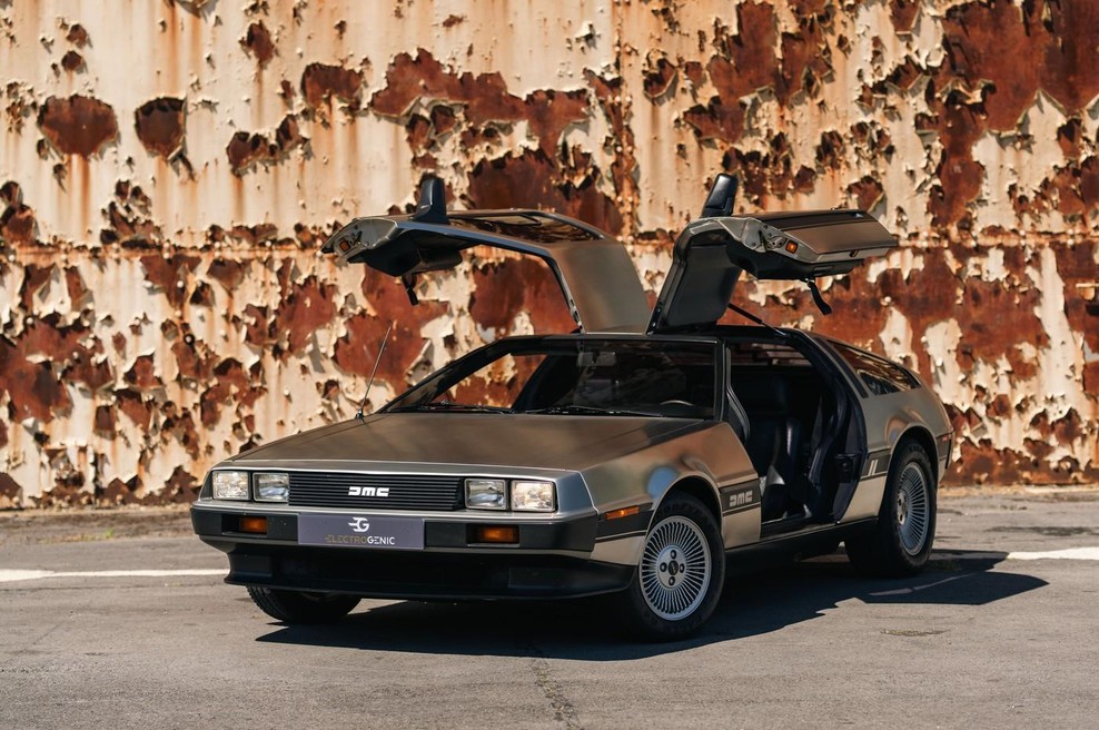 Pred njim se je pojavil, kot da bi se "vrnil iz prihodnosti". Tako je klasični Delorean "položil" kolesarja (VIDEO) (foto: Profimedia)