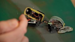 Najmanjši električni kombi na svetu se sam zapelje na polnilnico - čeprav je skoraj mikroskopsko majhen
