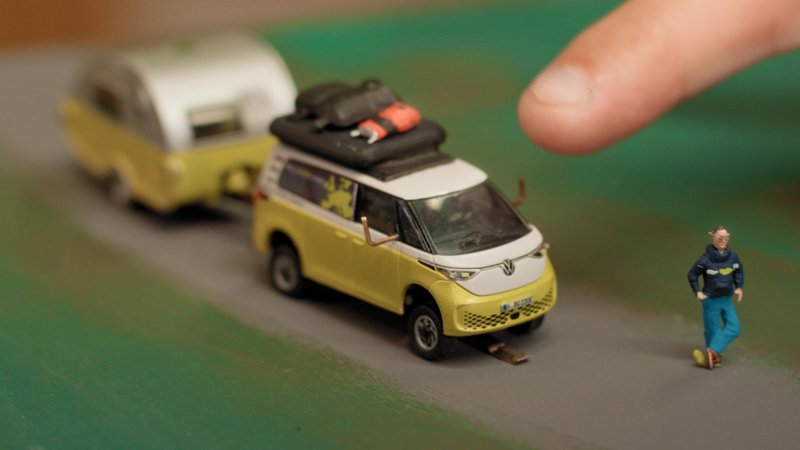 Najmanjši električni kombi na svetu se sam zapelje na polnilnico - čeprav je skoraj mikroskopsko majhen