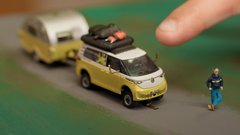 Najmanjši električni kombi na svetu se sam zapelje na polnilnico - čeprav je skoraj mikroskopsko majhen