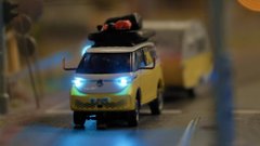 Najmanjši električni kombi na svetu se sam zapelje na polnilnico - čeprav je skoraj mikroskopsko majhen