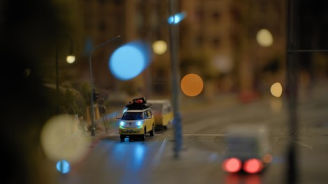 Najmanjši električni kombi na svetu se sam zapelje na polnilnico - čeprav je skoraj mikroskopsko majhen