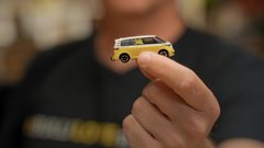 Najmanjši električni kombi na svetu se sam zapelje na polnilnico - čeprav je skoraj mikroskopsko majhen