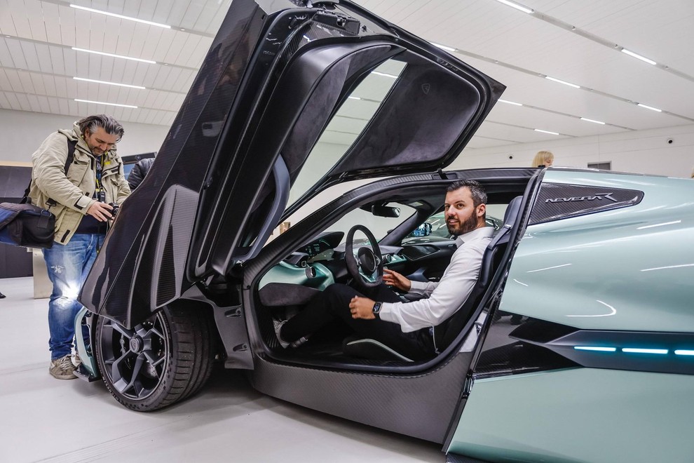 Čeprav ima v svoji garaži tudi Nevero, pa Mate Rimac najraje vozi nekaj povsem drugačnega – presenetilo vas bo, kdo je njegov ljubljenec!