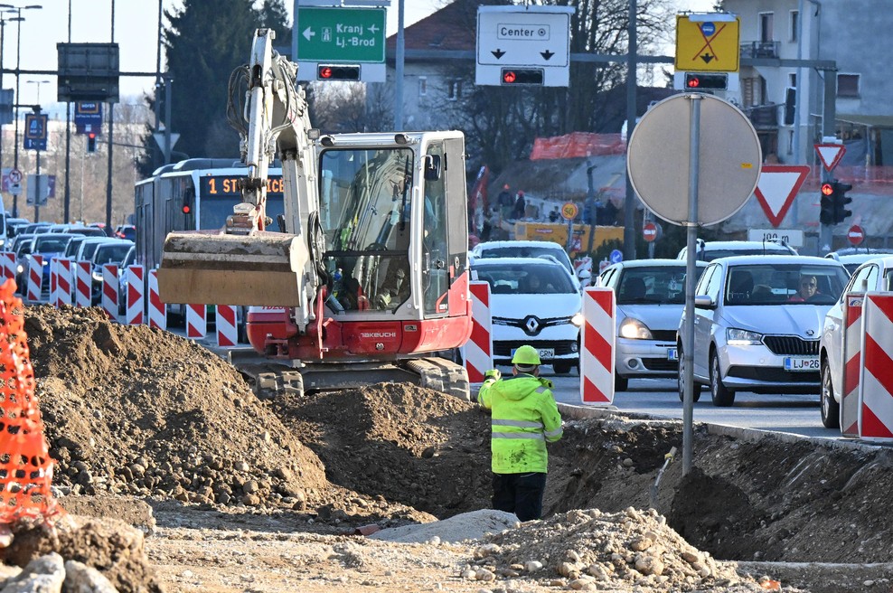 Na pomembnem ljubljanskem priključku z avtoceste bo od ponedeljka spremenjena prometna ureditev (foto: Žiga Živulovič jr./Bobo)