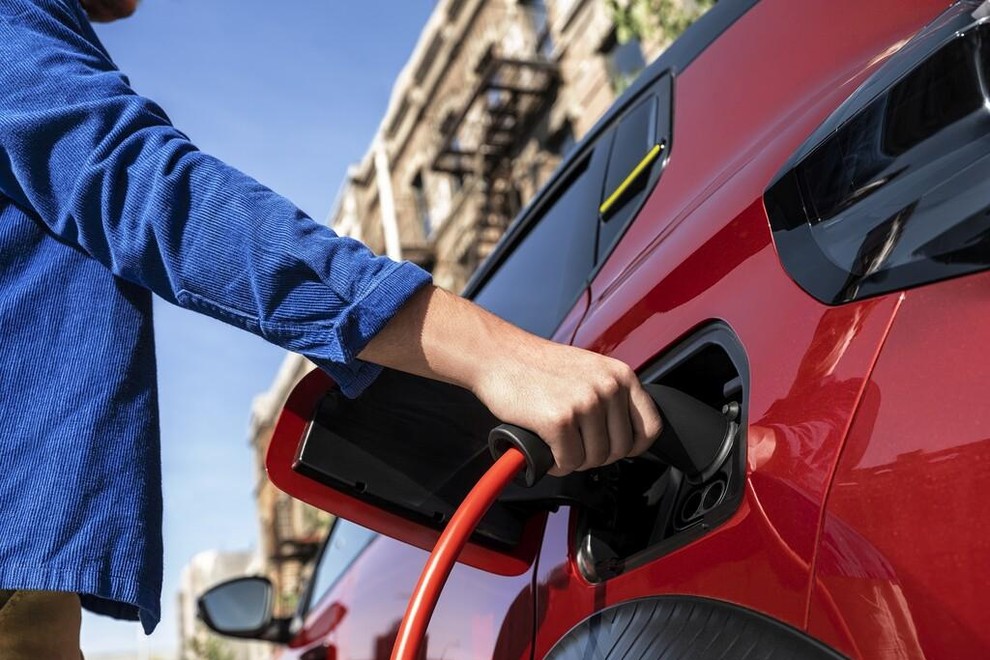 Nova študija elektromobilnosti: električni avtomobili niso čudežna rešitev