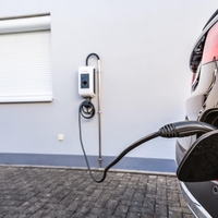 Počasno, neučinkovito, nevarno - pogosta napaka pri polnjenju električnega avtomobila. Jo delate tudi vi?
