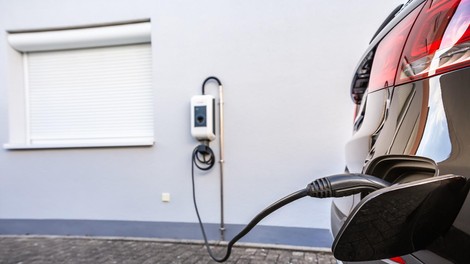 Počasno, neučinkovito, nevarno - pogosta napaka pri polnjenju električnega avtomobila. Jo delate tudi vi?