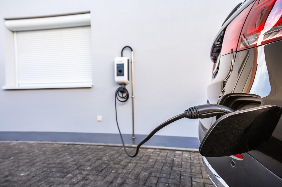 Počasno, neučinkovito, nevarno - pogosta napaka pri polnjenju električnega avtomobila. Jo delate tudi vi? (foto: Profimedia)
