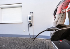 Počasno, neučinkovito, nevarno - pogosta napaka pri polnjenju električnega avtomobila. Jo delate tudi vi?