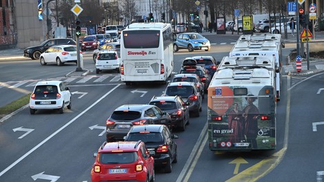 Zaskrbljujoče: na cestah vse več dotrajanih in nevzdrževanih avtomobilov - razlog za to je zares žalosten