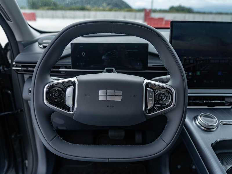 Novo v Sloveniji: Geely EX5 - Globalni električni pristop