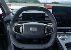 Geely pripravlja nov napad na Evropo: prihaja veliki SUV, ki bo izzval Kodiaqa in Tayrona