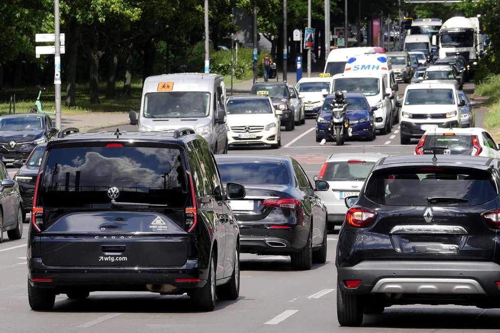 Izbruhnil je pravi kaos - napaka priljubljene aplikacije ohromila več evropskih držav