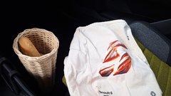 Tole je najbolj nenevaden (milo rečeno) del dodatne opreme - nosilec za bagete! Ja, prav ste prebrali! Nmestite ga ob sovoznikovo koleno (ne bo mu všeč).