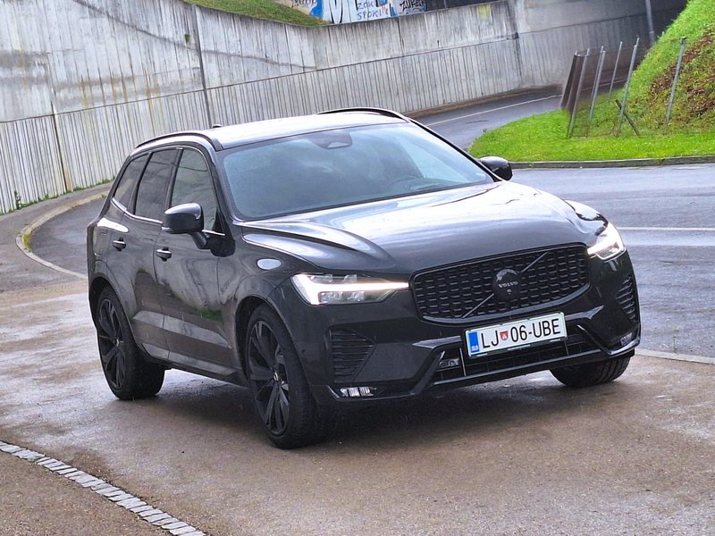 Test: Volvo XC60 B5 AWD Black Edition - V žlahtni črnini - za izbirčne