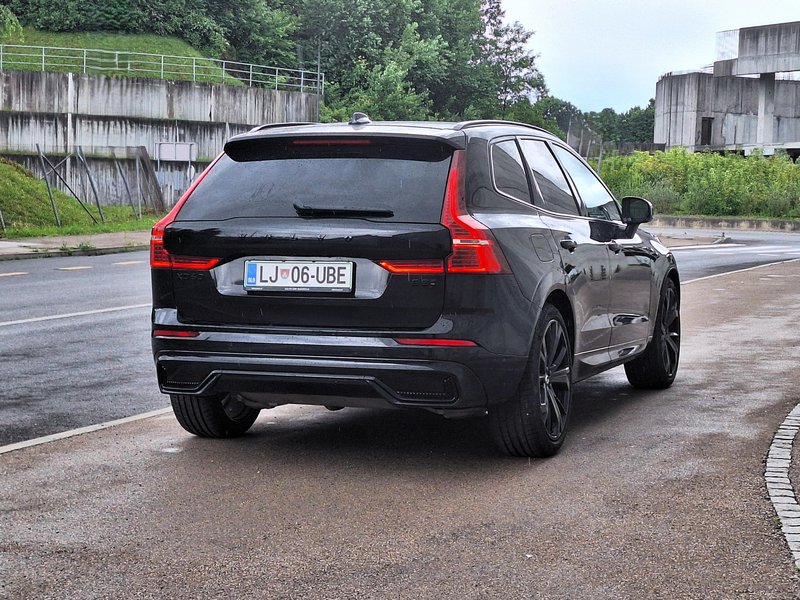 Test: Volvo XC60 B5 AWD Black Edition - V žlahtni črnini - za izbirčne