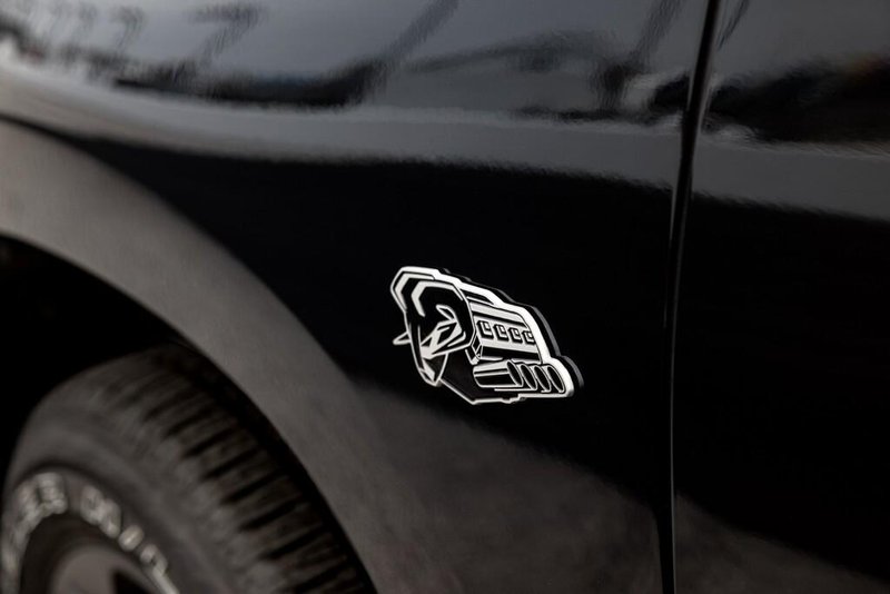 Vsi delajo napake, a nekateri jih priznajo in Ram 1500 V8 se vrača Evropo
