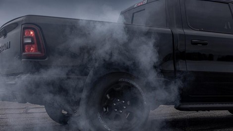 Vsi delajo napake, a nekateri jih priznajo in Ram 1500 V8 se vrača Evropo