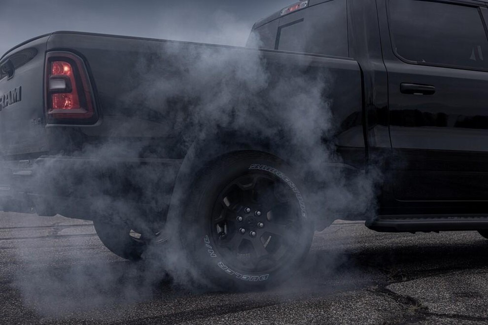 Vsi delajo napake, a nekateri jih priznajo in Ram 1500 V8 se vrača Evropo