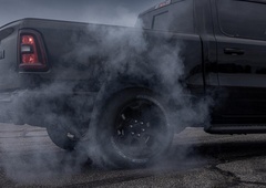 Vsi delajo napake, a nekateri jih priznajo in Ram 1500 V8 se vrača Evropo