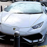 Lamborghinija je pustil na mestu za invalide, na spletu pa so ga raztrgali. Kar je naredil lastnik avta je šokiralo vse