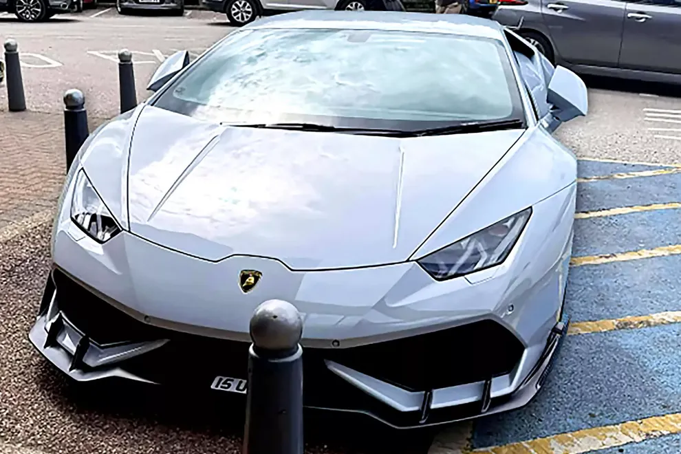 Lamborghinija je pustil na mestu za invalide, na spletu pa so ga raztrgali. Kar je naredil lastnik avta je šokiralo vse