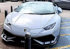 Lamborghinija je pustil na mestu za invalide, na spletu pa so ga raztrgali. Kar je naredil lastnik avta je šokiralo vse