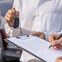 Prišel kupit nov avto: prodajalec ostal brez besed, ko je videl, kaj je kupec pred njim stresel na mizo