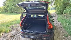 Teh 468 litrov protronine v prtljažniku sploh ni malo, posebaj še za PHEV model. Seveda, ko pa je baterija v osrednjem grebenu.