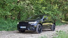 Zračno podvozje v PHEV modelu ne ponuja možnosti terenske vožnje. KLjub temu je to 20 cm oddaljenosti od tal z eno osebo v avtu.