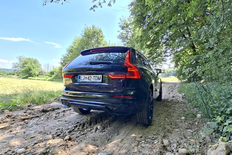 Test: Volvo XC60 T8 Twin engine Black Edition -  Dvojno srce precej kratke sape