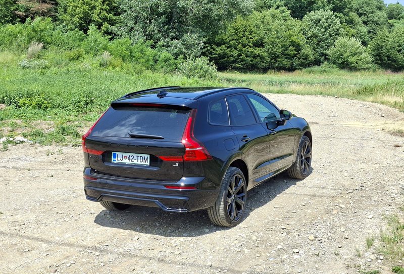 Test: Volvo XC60 T8 Twin engine Black Edition -  Dvojno srce precej kratke sape
